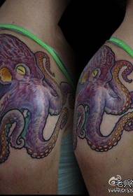肩膀处流行经典的章鱼纹身图案