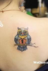Padrão de tatuagem de coruja feminina ombro cor