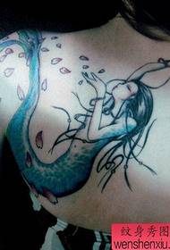 mara ta 'l-ispalla ta' mara b'disinn tat-tatwaġġ mermaid