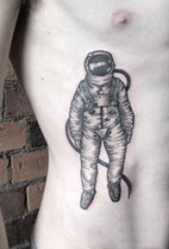 Tato sisi pinggang laki-laki sisi pinggang pada gambar tato astronot hitam