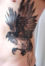 Хлопчики на боці талії на чорній точці простих ліній реалістичні малюнки татуювання тварин орел