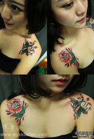 Skaists rozes tetovējums uz skaistas sievietes pleca