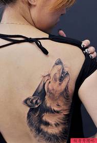 Szépség hátsó farkas fej tetoválás minta