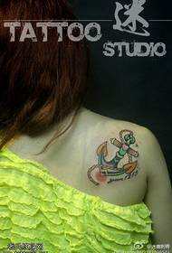 महिला के कंधे का रंग एंकर टैटू का काम करता है