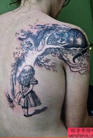 Karya tatu tato bahu dituduhake dening pertunjukan tato