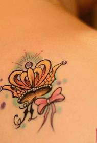 modello di tatuaggio di una donna con fiocco sulla spalla e corona