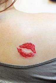 Motivo tatuaggio spalla: modello tatuaggio stampa labbra color spalla