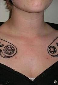 Tatuaggio Gamepad spalla Game Boy in bianco e nero