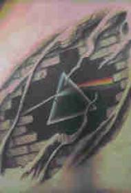 Tatuering sida midja manlig pojke sida midja sönderrivna triangel tatuering bild