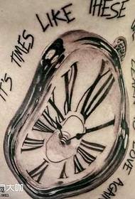 modello di tatuaggio orologio in vita