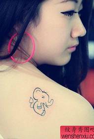 un modello di tatuaggio cartone animato spalla