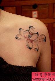 Padrão de tatuagem de lótus de estilo de tinta de ombro menina