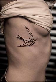 derék oldalán egyszerű friss geometriai vonal fecske tetoválás minta