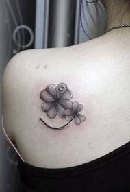 Lány vállát és gyönyörű látszó négylevelű lóhere tetoválás mintát
