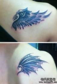 На раменима леђа пар анђеоских демона крила тетоважа узорак