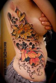 vackra vattenvågor och lotus tatueringsbilder på flickans sidoribb