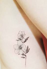 Motif de tatouage de fleur simple et élégant sur la taille latérale