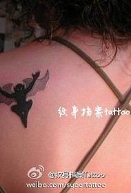 ein Mädchen Schulter Totem Dämon Tattoo Muster