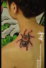 suosittu klassinen hämähäkki-tatuointi olkapäällä