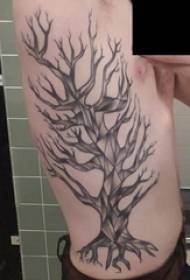 Tato ranting pinggang sisi laki-laki pada gambar tato pohon mati hitam