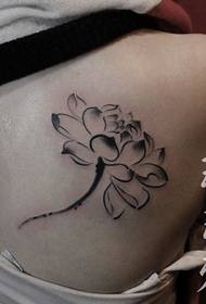 Meitene plecu modes tinte gleznojot lotosa tetovējumu