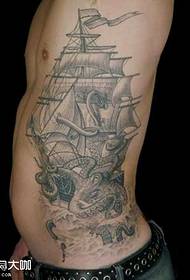 Patrón de tatuaje de barco de polbo da cintura