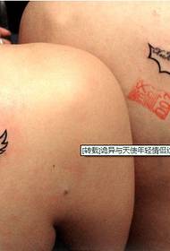 Cuplu model de tatuaje cu aripi de umăr