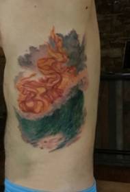 Боковая талия на мужской татуировке с изображением пламени и волны
