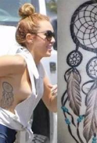 Imagens de tatuagem de apanhador de sonhos de estrela americana Miley Cyrus tatuagem na cintura lateral