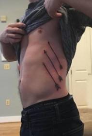wavulana upande kiuno juu ya nyeusi mstari mchoro kutaja mshale tattoo picha
