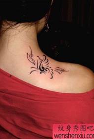 una donna spalla totem pattern di tatuaggi di farfalla