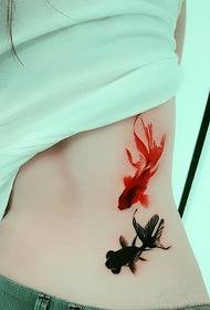 महिला की कमर काली लाल सुनहरी टैटू आकृति