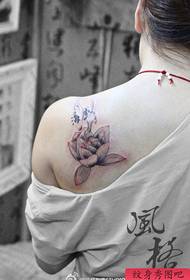 Kvinnliga axlar vackra och eleganta lotus tatuering mönster