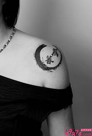 Црно-бела тетоважа рамена кинеског карактера