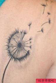 Ang mga balikat ng batang babae ay mukhang mahusay na pattern ng tattoo ng dandelion tattoo