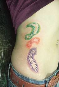 Pinggung bocah wadon kasebut mung tato wulu kanthi warna telung warna