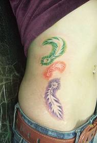 The girl's waist is only a beautiful three-color feather tattoo