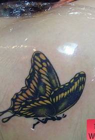 Рамења на девојчињата убава шема на тетоважа со пеперутки