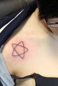 Meisje's favorite skouderline pentagram tatoetepatroon