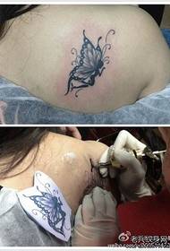 Gruaja e shpatullave të modës modelin e tatuazheve të bukura të fluturave