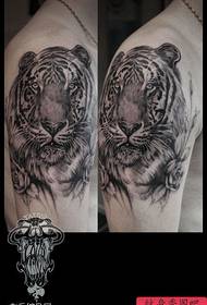 Tatuaje de umăr trandafir tigru
