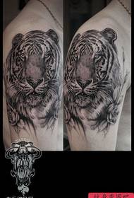 Tatuaggi spalla rosa tigre