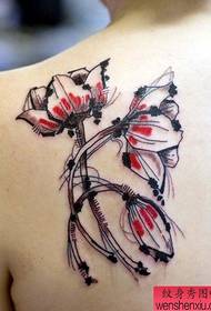 isang makulay na pattern ng tattoo ng bulak ng balikat