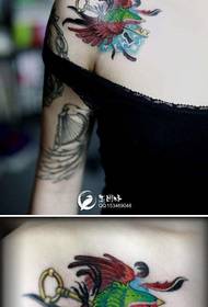 Популарни мали ластовички и клучни тетоважи на рамената на девојчињата