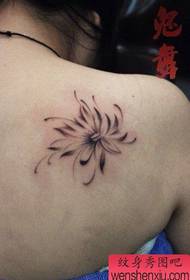 Les épaules des filles sont un motif populaire et élégant de tatouage de lotus à l'encre noire et blanche