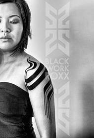 女の子の肩のシンプルな黒灰色のストライプの入れ墨の写真画像