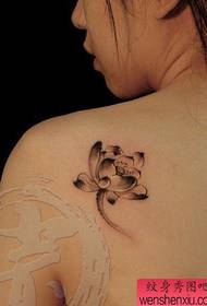 Grožio pečiai atrodo gerai mados rašalo lotoso tatuiruotės modelis
