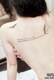セクシーな女性の背中の羽の手紙のタトゥーパターン