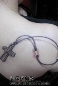 Gražūs pečiai, gražiai atrodantis kryžminės grandinės tatuiruotės raštas