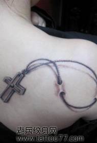 Belle spalle, bellissimo modello di tatuaggio a catena incrociata